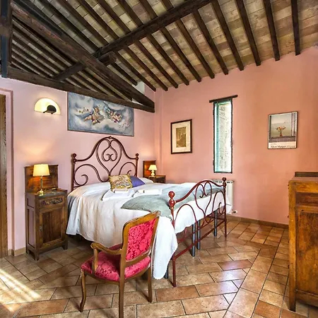 Croce Di Mezzo Farm stay *