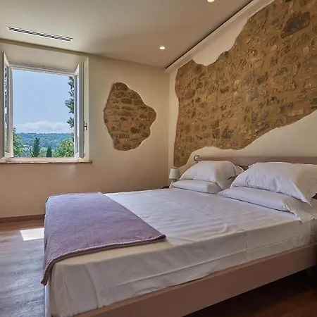 Croce Di Mezzo Farm stay *
